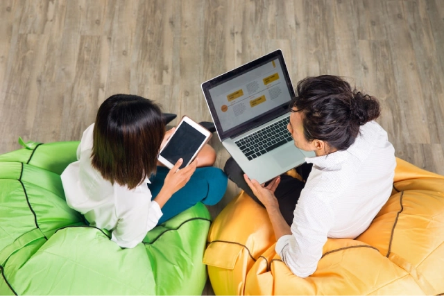 Online Learning Understanding the Key Differences